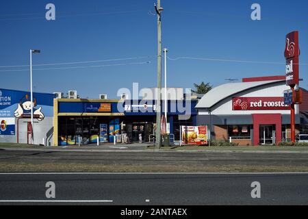 Die Servicestation wurde in eine kleine Reihe von Geschäften und ein "Take Away Chicken Franchise" im Brisbane Vorort Carina umgewandelt. Stockfoto