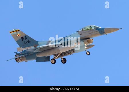 United States Air Force (USAF) General Dynamics F-16C (86-0251) zum 64th Aggressor Squadron, 57th Wing an der Nellis Air Force Base. Stockfoto