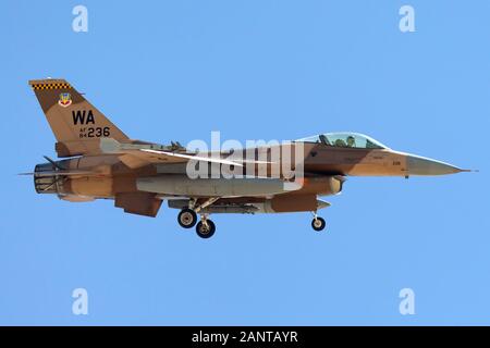 United States Air Force (USAF) General Dynamics F-16C (84-0236) zum 64th Aggressor Squadron, 57th Wing an der Nellis Air Force Base. Stockfoto