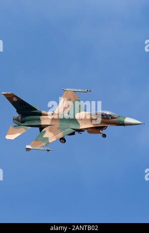 United States Air Force (USAF) General Dynamics F-16C (86-0299) zum 64th Aggressor Squadron, 57th Wing an der Nellis Air Force Base. Stockfoto