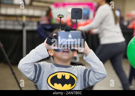 Houston, Texas, USA. 18 Jan, 2020. Ein Student Uhren a virtual Reality Show in Dallas Stammzellen Expo, in Dallas, Texas, USA am 18.01.2020. Die stammzellen Expo hier Vitrinen verschiedene Stammzellen Erfahrungen zu Luftfahrt, Raumfahrt, 3D-Druck und Robotik. Credit: Dan Tian/Xinhua/Alamy leben Nachrichten Stockfoto