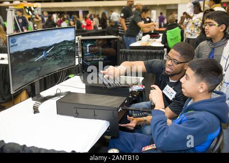 Houston, Texas, USA. 18 Jan, 2020. Ein Lehrer erklärt, wie ein Flugzeug in Dallas Stammzellen Expo, in Dallas, Texas, USA am 31.01.18, 2020, zu fliegen. Die stammzellen Expo hier Vitrinen verschiedene Stammzellen Erfahrungen zu Luftfahrt, Raumfahrt, 3D-Druck und Robotik. Credit: Dan Tian/Xinhua/Alamy leben Nachrichten Stockfoto