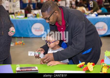 Houston, Texas, USA. 18 Jan, 2020. Ein Vater und sein Sohn ein elektronisches Gerät in Dallas Stammzellen Expo in Dallas, Texas, USA am 31.01.18, 2020 prüfen. Die stammzellen Expo hier Vitrinen verschiedene Stammzellen Erfahrungen zu Luftfahrt, Raumfahrt, 3D-Druck und Robotik. Credit: Dan Tian/Xinhua/Alamy leben Nachrichten Stockfoto