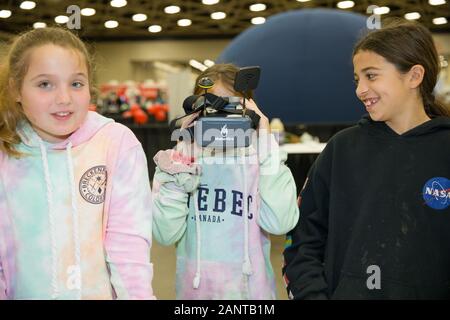 Houston, Texas, USA. 18 Jan, 2020. Ein Student Uhren a virtual Reality Show in Dallas Stammzellen Expo, in Dallas, Texas, USA am 18.01.2020. Die stammzellen Expo hier Vitrinen verschiedene Stammzellen Erfahrungen zu Luftfahrt, Raumfahrt, 3D-Druck und Robotik. Credit: Dan Tian/Xinhua/Alamy leben Nachrichten Stockfoto