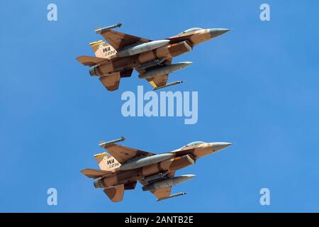 United States Air Force (USAF) General Dynamics F-16C (84-0220) zum 64th Aggressor Squadron, 57th Wing an der Nellis Air Force Base. Stockfoto
