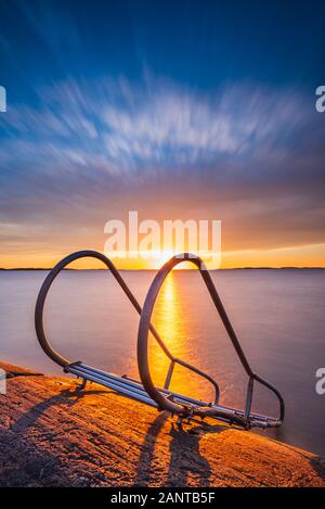 Badeleiter bei Sonnenuntergang Stockfoto