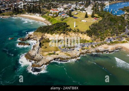 Antenne von Yambas Clarence Head und seinem Leuchtturm. Stockfoto