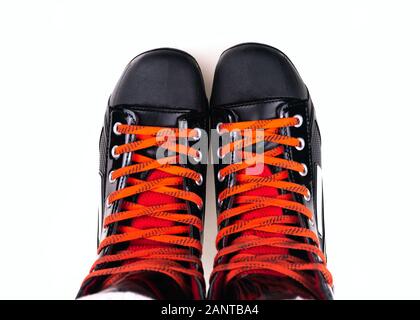 Hockey Schlittschuhe Vorderseite auf grauem Hintergrund. Selektive konzentrieren. Stockfoto