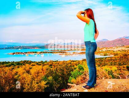 Mädchen mit Blick auf Porto Rotondo Golfo Aranci auf Sardinien Italien reflex Stockfoto