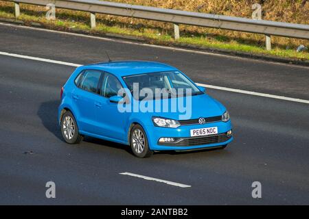 2015 Blau Volkswagen Polo SE TSI; Großbritannien Verkehr, Transport, moderne, Limousinen, nach Süden auf der M61 Autobahn, Manchester, UK gebunden Stockfoto