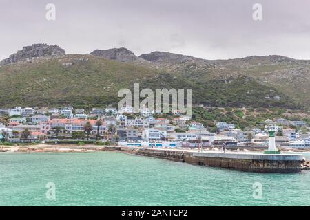 KALK BAY, Western Cape Provinz, Südafrika - 30. Dezember 2019: Ansicht der entspannenden Pier und Kalk Bay Gebäude und Berge von Harbour Dock in der K Stockfoto