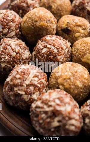 Gruppe von Dink, Gond , aliv, Halim laddu, Laddoo, Ladu, Ladoo hergestellt mit Gartenkresse Samen und essbare Gummi, süße Nahrung Stockfoto