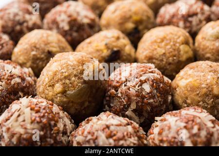 Gruppe von Dink, Gond , aliv, Halim laddu, Laddoo, Ladu, Ladoo hergestellt mit Gartenkresse Samen und essbare Gummi, süße Nahrung Stockfoto