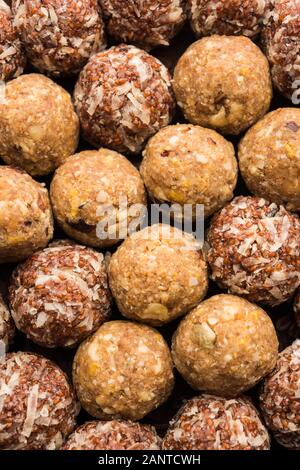 Gruppe von Dink, Gond , aliv, Halim laddu, Laddoo, Ladu, Ladoo hergestellt mit Gartenkresse Samen und essbare Gummi, süße Nahrung Stockfoto