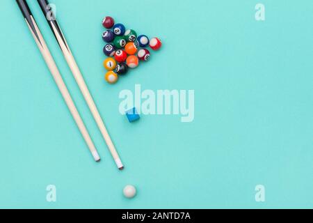 Pool Billard Ausrüstungen auf einem grünen Hintergrund. Stockfoto