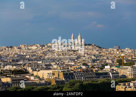 Blick vom Eiffelturm, Montmartre und der Basilika der Heiligen Herzen von Paris Stockfoto