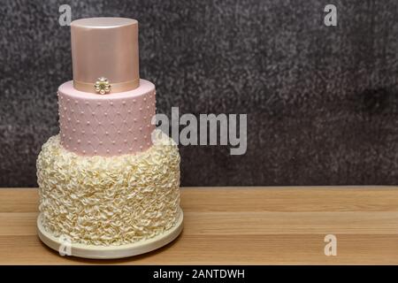 Moderne Dreistufige Hochzeitstorte Stockfoto