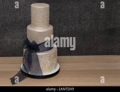 Moderne Dreistufige Hochzeitstorte Stockfoto
