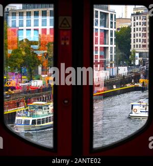 Berlin, Deutschland - 8. Oktober 2019: Blick aus dem Fenster eines fahrenden Zuges. Sie sehen einen Abschnitt der Spree in Berlin mit einem bunten Durcheinander her Stockfoto