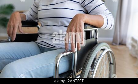 Nahaufnahme der älteren Frau sitzt im Rollstuhl deaktiviert Stockfoto