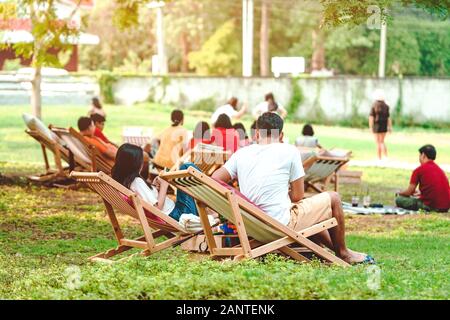 Glück Paar auf einem Sommerurlaub sitzen auf Stühlen im öffentlichen Park zu entspannen. Stockfoto