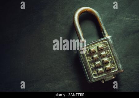 Kombination Schloss auf dem blackboard Hintergrund. Top ansehen und kopieren. Konzept der Sicherheit und Geheimnis im Vintage Style. Stockfoto