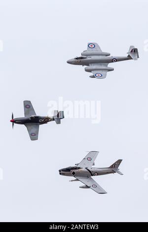 Bildung von ehemaligen Royal Australian Air Force Fighter Aircraft, bestehend aus einem CAC CA-18 Mustang (North American P-51D Mustang), CA-27 Sabre (North Amer Stockfoto