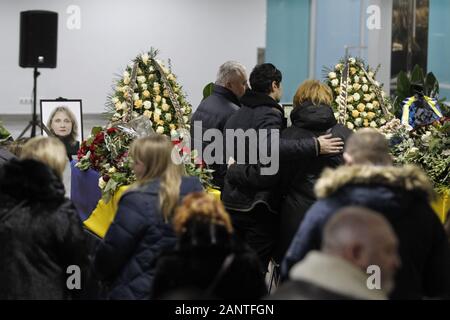 Kiew, Ukraine. 19 Jan, 2020. Verwandte und Freunde neben Särge der 11 Ukrainer, die Teilnahme an einer Zeremonie zu Ehren, die Erinnerung an die Opfer des Flugzeugabsturzes der Ukraine International Airlines im Iran, am Internationalen Flughafen Boryspil in der Nähe von Kiew, Ukraine, am 19. Januar 2020. Die Körper von 11 Ukrainer, darunter 9 UIA Besatzungsmitglieder und 2 Passagiere, wurden durch den Iran in die Ukraine übergeben. Die Ukrainische UIA Flugzeug an einem Tehran-Kiev Flug, mit 167 Passagiere und 9 Besatzungsmitglieder, wurde von einer Rakete am 8. Januar 2020 erschossen. Alle 176 Menschen an Bord starben. (Bild: © SERG Glovny/ZUMA W Stockfoto