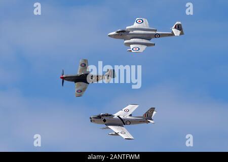 Bildung von ehemaligen Royal Australian Air Force Fighter Aircraft, bestehend aus einem CAC CA-18 Mustang (North American P-51D Mustang), CA-27 Sabre (North Amer Stockfoto