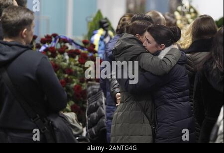 Kiew, Ukraine. 19 Jan, 2020. Verwandte und Freunde neben Särge der 11 Ukrainer, die Teilnahme an einer Zeremonie zu Ehren, die Erinnerung an die Opfer des Flugzeugabsturzes der Ukraine International Airlines im Iran, am Internationalen Flughafen Boryspil in der Nähe von Kiew, Ukraine, am 19. Januar 2020. Die Körper von 11 Ukrainer, darunter 9 UIA Besatzungsmitglieder und 2 Passagiere, wurden durch den Iran in die Ukraine übergeben. Die Ukrainische UIA Flugzeug an einem Tehran-Kiev Flug, mit 167 Passagiere und 9 Besatzungsmitglieder, wurde von einer Rakete am 8. Januar 2020 erschossen. Alle 176 Menschen an Bord starben. (Bild: © SERG Glovny/ZUMA W Stockfoto