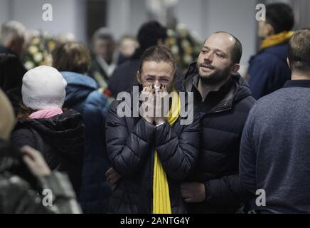 Kiew, Ukraine. 19 Jan, 2020. Verwandte und Freunde neben Särge der 11 Ukrainer, die Teilnahme an einer Zeremonie zu Ehren, die Erinnerung an die Opfer des Flugzeugabsturzes der Ukraine International Airlines im Iran, am Internationalen Flughafen Boryspil in der Nähe von Kiew, Ukraine, am 19. Januar 2020. Die Körper von 11 Ukrainer, darunter 9 UIA Besatzungsmitglieder und 2 Passagiere, wurden durch den Iran in die Ukraine übergeben. Die Ukrainische UIA Flugzeug an einem Tehran-Kiev Flug, mit 167 Passagiere und 9 Besatzungsmitglieder, wurde von einer Rakete am 8. Januar 2020 erschossen. Alle 176 Menschen an Bord starben. (Bild: © SERG Glovny/ZUMA W Stockfoto