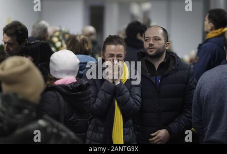 Kiew, Ukraine. 19 Jan, 2020. Verwandte und Freunde neben Särge der 11 Ukrainer, die Teilnahme an einer Zeremonie zu Ehren, die Erinnerung an die Opfer des Flugzeugabsturzes der Ukraine International Airlines im Iran, am Internationalen Flughafen Boryspil in der Nähe von Kiew, Ukraine, am 19. Januar 2020. Die Körper von 11 Ukrainer, darunter 9 UIA Besatzungsmitglieder und 2 Passagiere, wurden durch den Iran in die Ukraine übergeben. Die Ukrainische UIA Flugzeug an einem Tehran-Kiev Flug, mit 167 Passagiere und 9 Besatzungsmitglieder, wurde von einer Rakete am 8. Januar 2020 erschossen. Alle 176 Menschen an Bord starben. (Bild: © SERG Glovny/ZUMA W Stockfoto