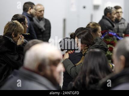 Kiew, Ukraine. 19 Jan, 2020. Verwandte und Freunde neben Särge der 11 Ukrainer, die Teilnahme an einer Zeremonie zu Ehren, die Erinnerung an die Opfer des Flugzeugabsturzes der Ukraine International Airlines im Iran, am Internationalen Flughafen Boryspil in der Nähe von Kiew, Ukraine, am 19. Januar 2020. Die Körper von 11 Ukrainer, darunter 9 UIA Besatzungsmitglieder und 2 Passagiere, wurden durch den Iran in die Ukraine übergeben. Die Ukrainische UIA Flugzeug an einem Tehran-Kiev Flug, mit 167 Passagiere und 9 Besatzungsmitglieder, wurde von einer Rakete am 8. Januar 2020 erschossen. Alle 176 Menschen an Bord starben. (Bild: © SERG Glovny/ZUMA W Stockfoto