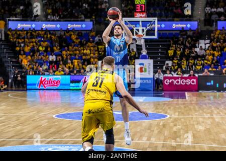 San Cristobal Della Laguna, Spanien. 18 Jan, 2020. Victor Arteaga, #77 von Movistar Estudiantes und Georgios Bogris, #31 von Iberostar Teneriffa in Aktion während der 2019/2020 ACB Liga Endesa reguläre Saison Runde 18 Spiel zwischen Iberostar Teneriffa und Movistar Estudiantes im pabellón Santiago Martín, San Cristobal de La Laguna - Teneriffa. (Endstand; Iberostar Teneriffa - Movistar Estudiantes 76-59) (Foto von Davide Di Lalla/Pacific Press) Quelle: Pacific Press Agency/Alamy leben Nachrichten Stockfoto