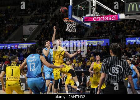 Georgios Bogris (Teneriffa) und Victor Arteaga (estudiantes), die in Aktion im 18 Spiel der Basketball Liga Endesa ACB, feierte am Pabellón Santiago Martín in San Cristobal de La Laguna (Teneriffa, Spanien). Iberostar Teneriffa gewinnt auf der Movistar Estudiantes (76 - 59). (Foto von Elena Vizzoca/Pacific Press) Quelle: Pacific Press Agency/Alamy leben Nachrichten Stockfoto