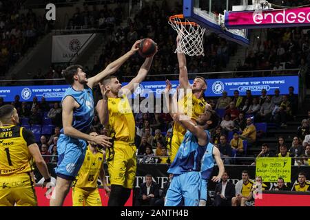 Georgios Bogris (Teneriffa), Victor Arteaga (estudiantes), Duje Dukan (estudiantes) und Tomasz Gielo (Teneriffa) in Aktion im 18 Spiel der Basketball Liga Endesa ACB, feierte am Pabellón Santiago Martín in San Cristobal de La Laguna (Teneriffa, Spanien). Iberostar Teneriffa gewinnt auf der Movistar Estudiantes (76 - 59). (Foto von Elena Vizzoca/Pacific Press) Quelle: Pacific Press Agency/Alamy leben Nachrichten Stockfoto