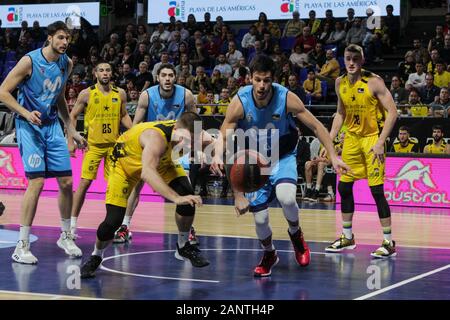 Georgios Bogris (Teneriffa) und Duje Dukan (estudiantes), die in Aktion im 18 Spiel der Basketball Liga Endesa ACB, feierte am Pabellón Santiago Martín in San Cristobal de La Laguna (Teneriffa, Spanien). Iberostar Teneriffa gewinnt auf der Movistar Estudiantes (76 - 59). (Foto von Elena Vizzoca/Pacific Press) Quelle: Pacific Press Agency/Alamy leben Nachrichten Stockfoto