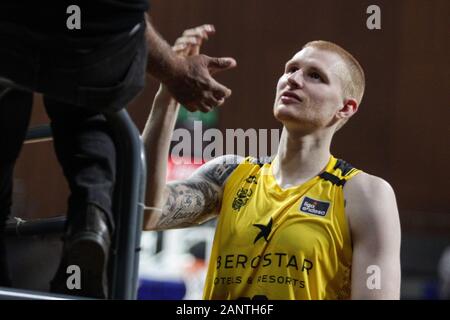 Aaron Weiß (Teneriffa) am Ende des 18. Spiel der Basketball Liga Endesa ACB, feierte am Pabellón Santiago Martín in San Cristobal de La Laguna (Teneriffa, Spanien). Iberostar Teneriffa gewinnt auf der Movistar Estudiantes (76 - 59). (Foto von Elena Vizzoca/Pacific Press) Quelle: Pacific Press Agency/Alamy leben Nachrichten Stockfoto