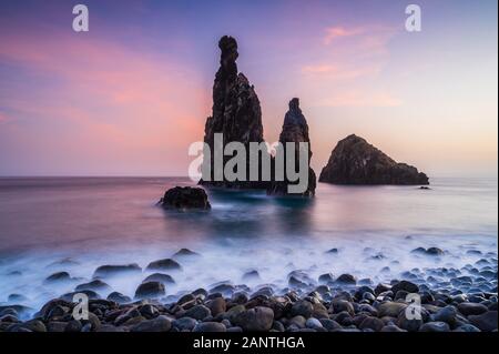 Sea Stacks in Ribeira da Janela Strand, in der Nähe von Port Moniz, Madeira, Portugal. Stockfoto