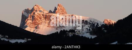 Seceda bei Sonnenuntergang von kastelruth, den dolden, italien aus gesehen Stockfoto