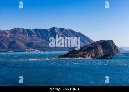 Budva-Bucht, Insel Sveti Nikola, Wind aus Hurrikan, 30. Dezember 2019 Stockfoto
