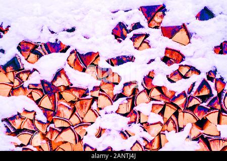 Abstract pink und lila Hintergrund, Textur von Brennholz im Winter mit Schnee. Stockfoto