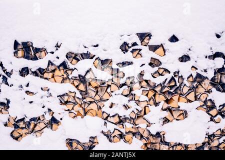 Textur und den Hintergrund von Brennholz im Winter unter Schnee Stockfoto