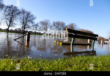 Eine Bank am Leinpfad in Datchet, Berkshire, die in der Flut, Wasser aus dem Fluss Themse abgedeckt ist. Stockfoto