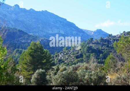 Berge von La Marina (Alicante, Spanien), in der Nähe der Ortschaft Castell de Castells Stockfoto