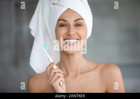 Kopf geschossen Portrait schöne Frau mit gesunden Lächeln holding Zahnbürste Stockfoto