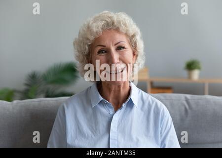 Kopf geschossen portrait Schöne ältere Frau an der Kamera auf der Suche Stockfoto