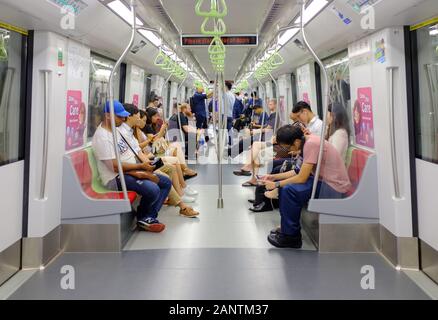 Singapur-13 DEZ 2017: Passagiere in einem überfüllten Mass Rapid Transit (MRT) U-Bahn in Singapur Stadt Stockfoto