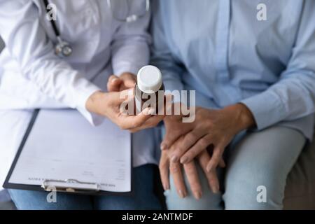 Close up Arzt holding Flasche mit Medizin, Beratung älterer Patient Stockfoto