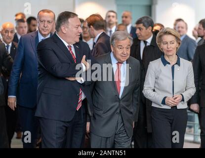 Berlin, Deutschland. 19 Jan, 2020. Mike Pompeo (L-R), US-Außenminister, geht an die Familie Foto neben Antonio Guterres, der Generalsekretär der Vereinten Nationen und Ursula von der Leyen, dem Präsidenten der EU-Kommission. Ziel der Konferenz ist es, einen dauerhaften Waffenstillstand im Bürgerkrieg Land. Quelle: Michael Kappeler/dpa/Alamy leben Nachrichten Stockfoto